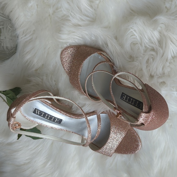 Vera Wang Heels - Picture 5 of 6